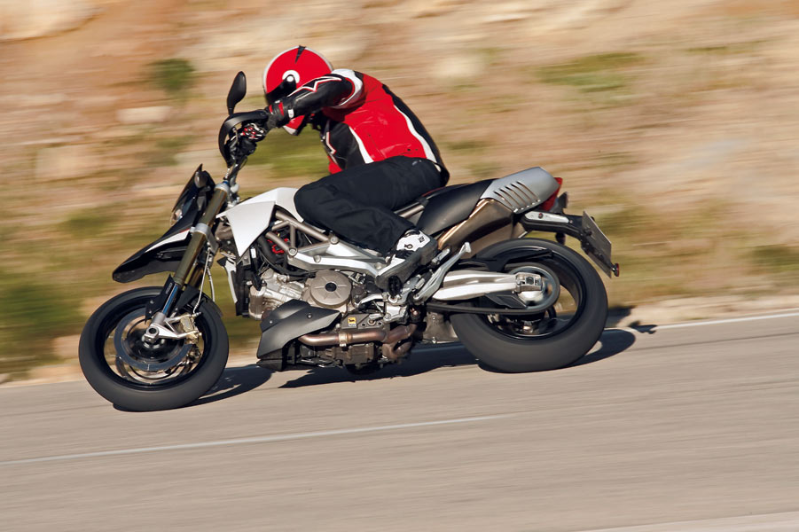  Motogalerija Aprilia dorsoduro vs. ducati hypermotard