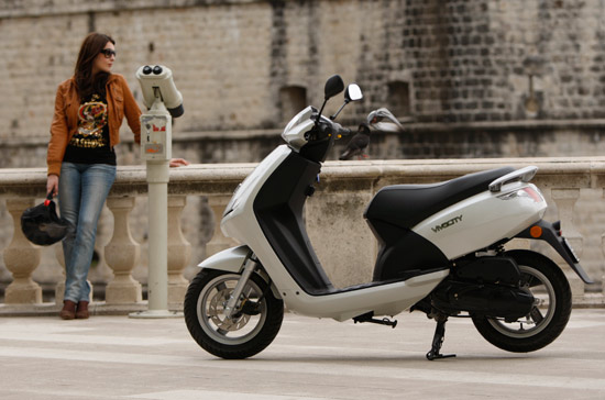 Peugeot vivacity na fotosessionu u Dubrovniku. Model: Sanja unja